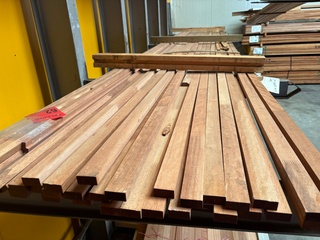 Ca. 31x Meranti Latten Volhout Onbehandeld Gevingerlast, 20x40mm, leng